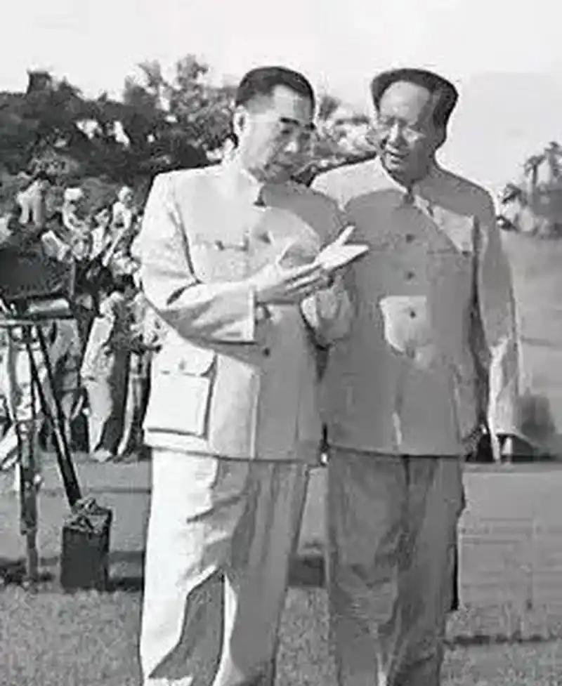 1960年，得知毛主席7个月没吃一口猪肉后，宋庆龄从上海赶到北京给毛主席送来一篓