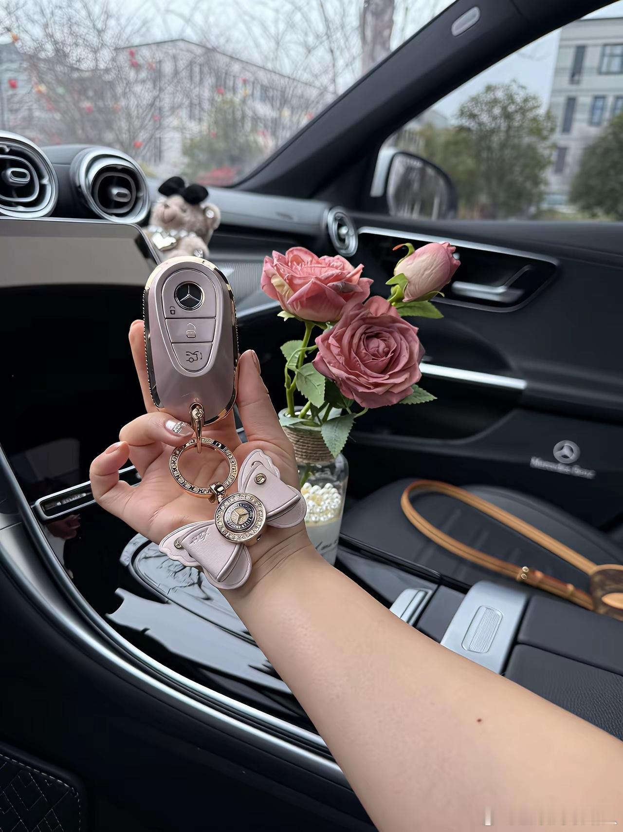 普通家庭的孩子，开辆奔驰C真挺不错了落地25万，月供2990。就是油耗稍高，4