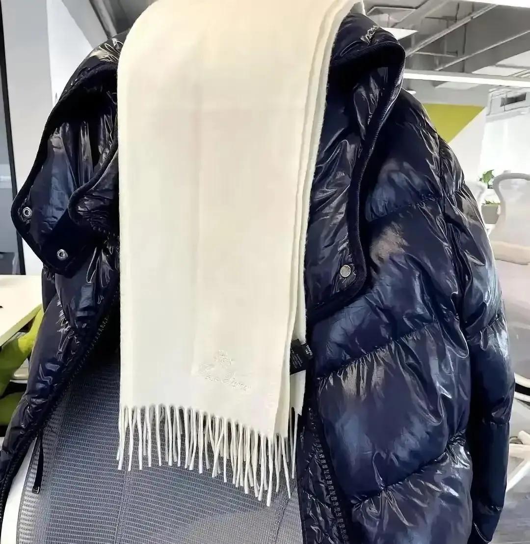 95后小张把穿八年的北面羽绒服送进波司登门店，店员没问品牌直接免费充绒，还顺手把