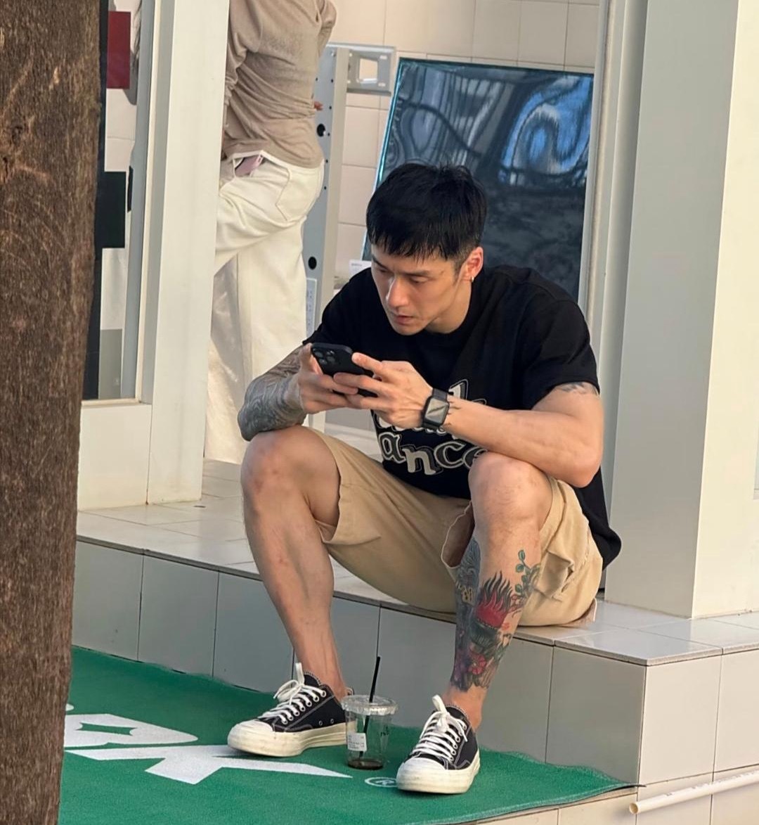 34岁蒋劲夫在杭州被偶遇，他的变化好大，脸色好憔悴，虽然没有以前帅气了，但是回归