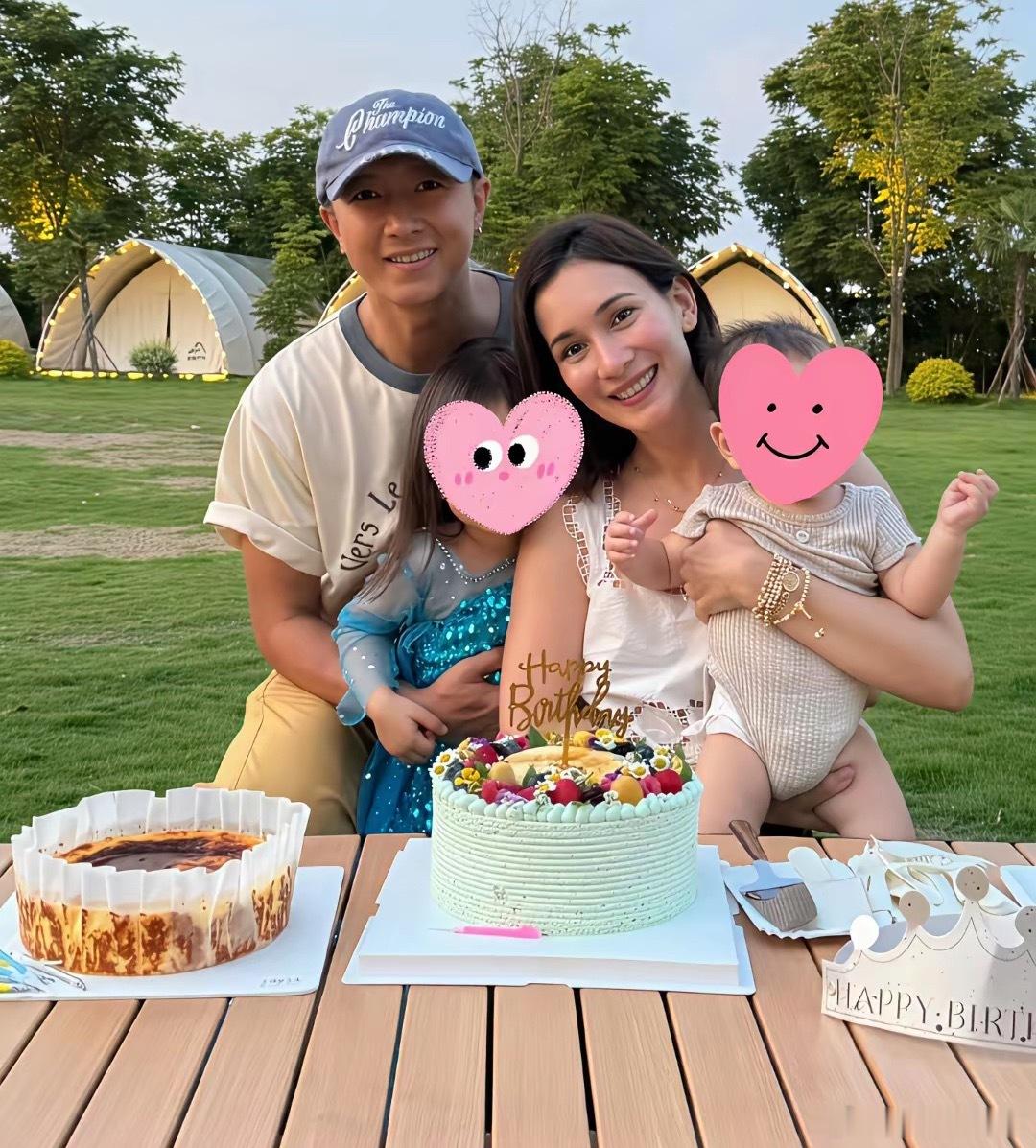韩庚一家四口去河北游玩，8个月二胎儿子养得白白胖胖，卢靖姗抱着儿子笑得一脸幸福。