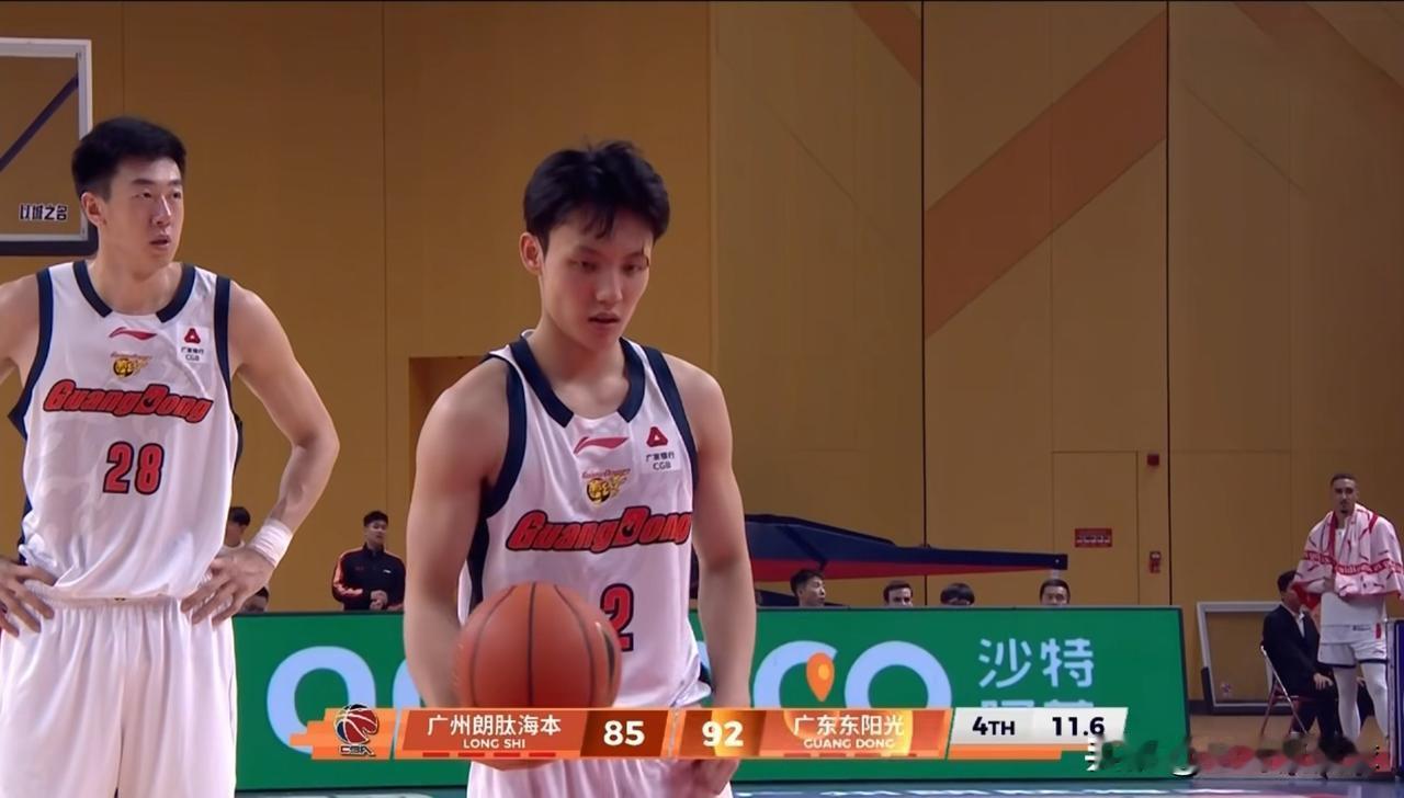 我忍不住要怒赞广东东阳光后卫徐杰！在今天广东东阳光客场以93：85击败广州朗肽海