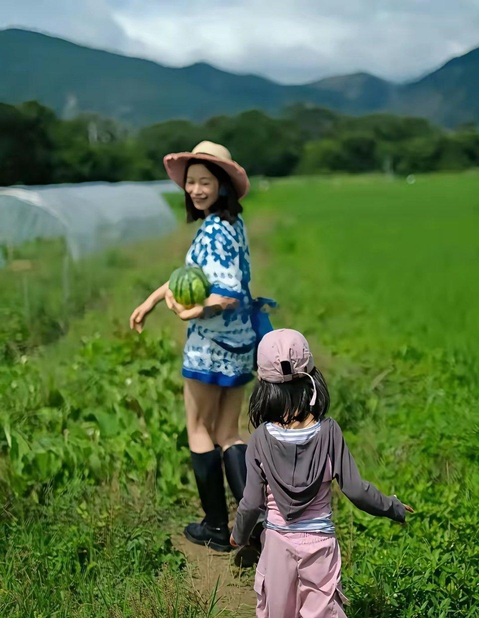 江一燕的女儿都那么大了吗？好可爱
