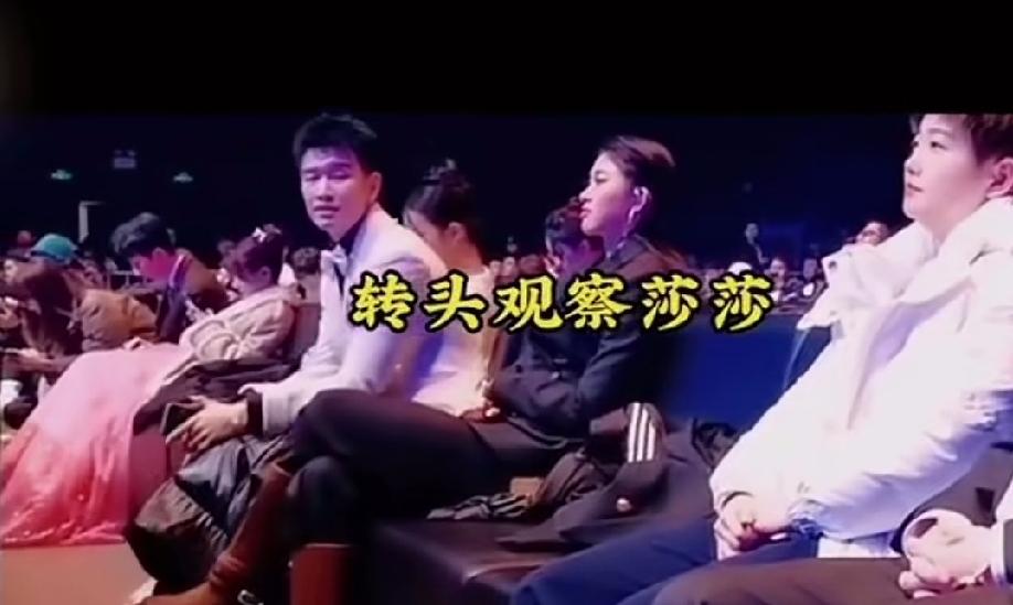 莎莎安静的坐着，却不知道远处有个男生在犹豫、坐立不安，想着怎么能过去找莎莎要个合