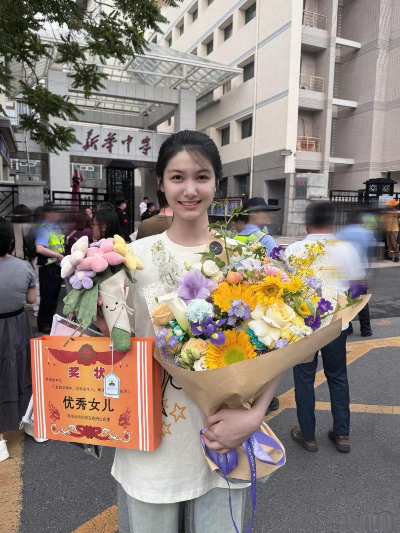 张籽沐高考结束后晒照张籽沐这次给自己高考加油以前在屏幕前看她给哥哥姐姐加油，现