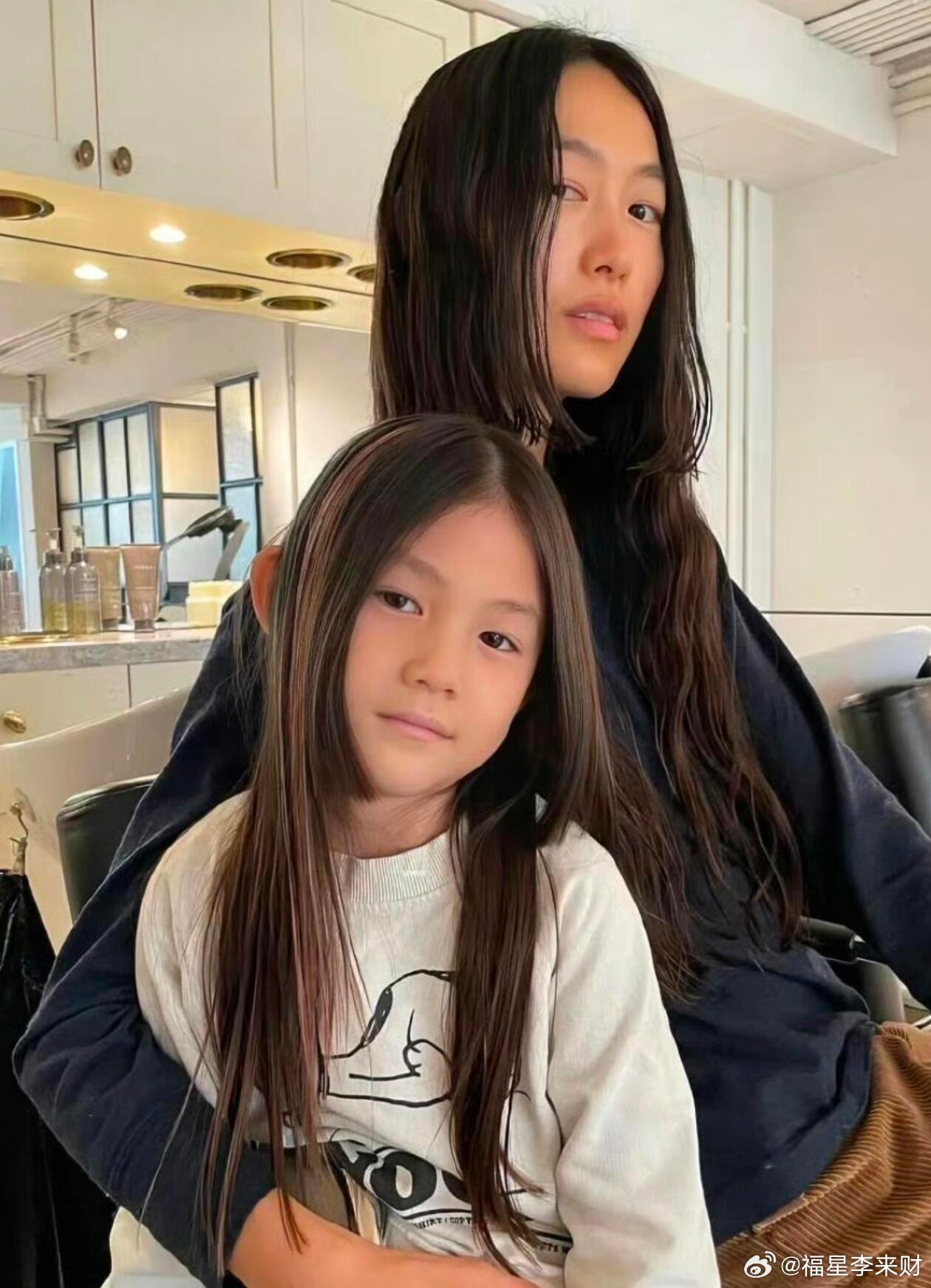 陈冠希女儿Alaia9岁了，长相酷似父亲特别是这张歪头的和陈冠希也太像了，大家都