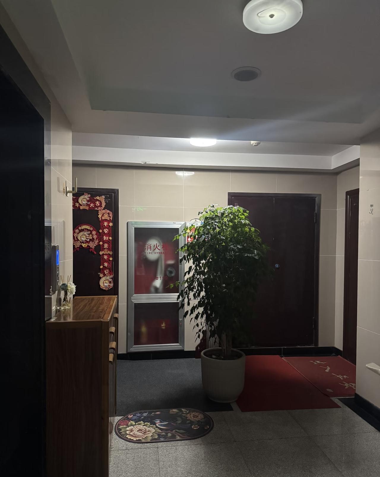 十几年来，我和我的邻居，我也不知道为什么，处的象仇人一样，谁也不理谁，见面也不说