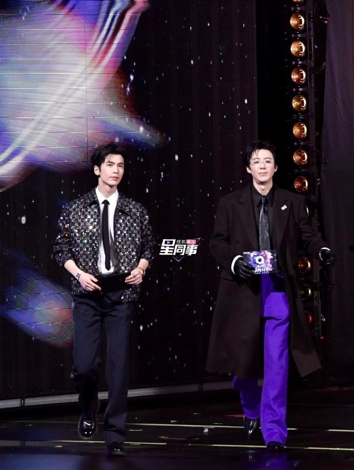 张凌赫刘宇宁颁奖张凌赫刘宇宁两个大长腿颁奖名场面再加一！张凌赫刘宇宁同步调整