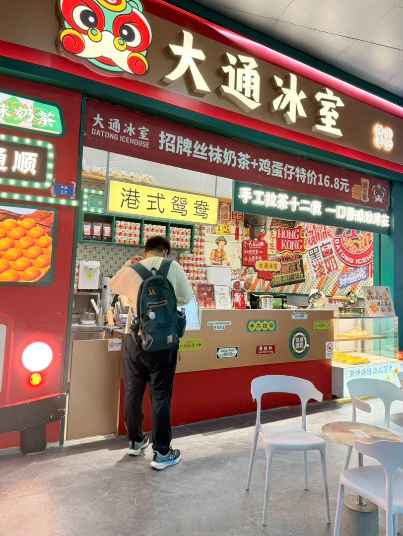 我喊老大起床，不说：起床了而是直接问：早上吃煎饼果子、抄手、汉堡，还是其他？他眼