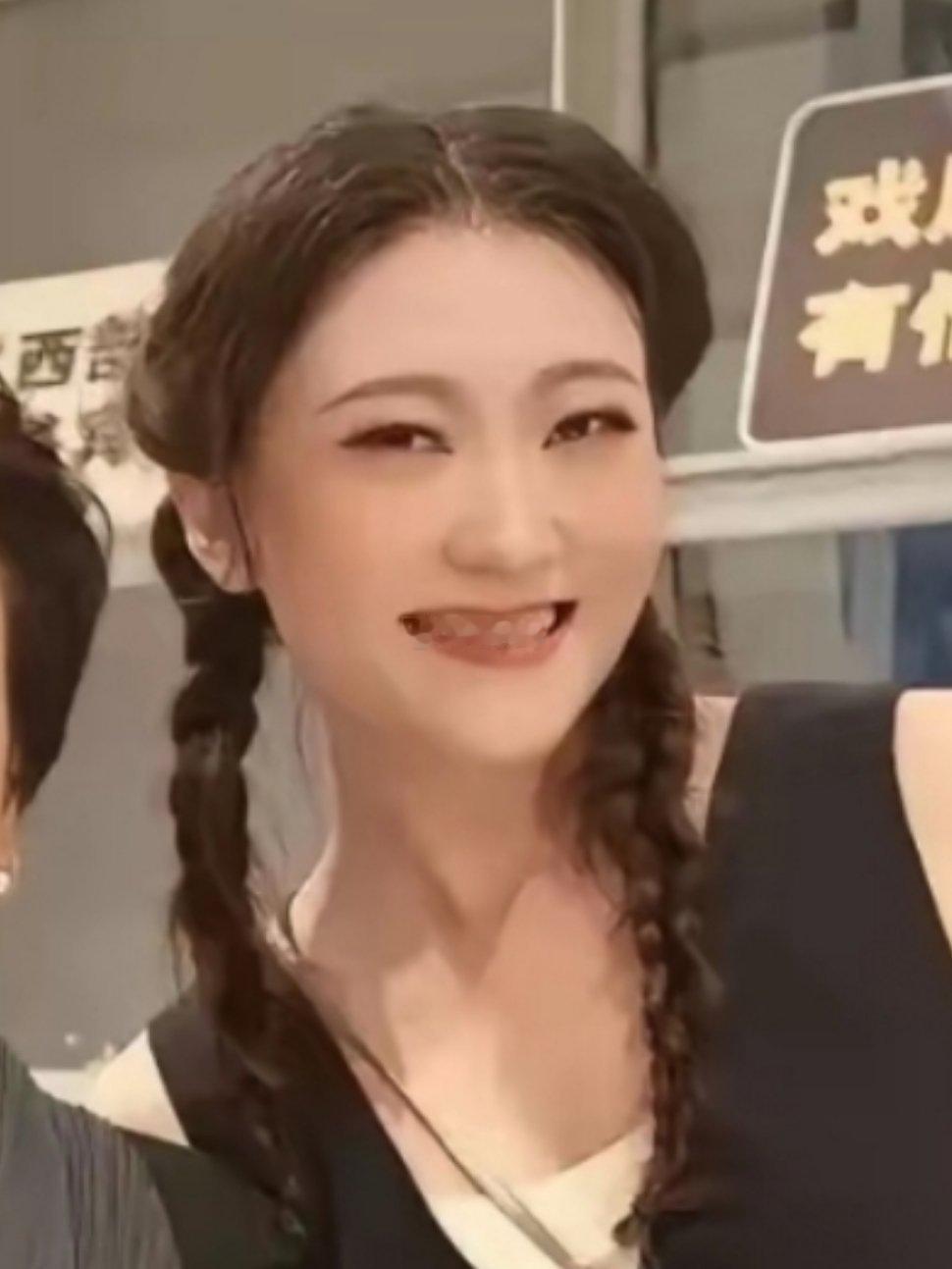 张国立邓婕领养的女儿，长相神态都酷似邓婕