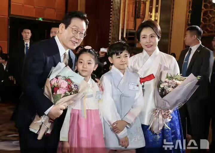 有一说一，比尹锡悦的老婆金建希的胶脸看着顺眼多了！对男人来说，贤惠真的是比容貌更