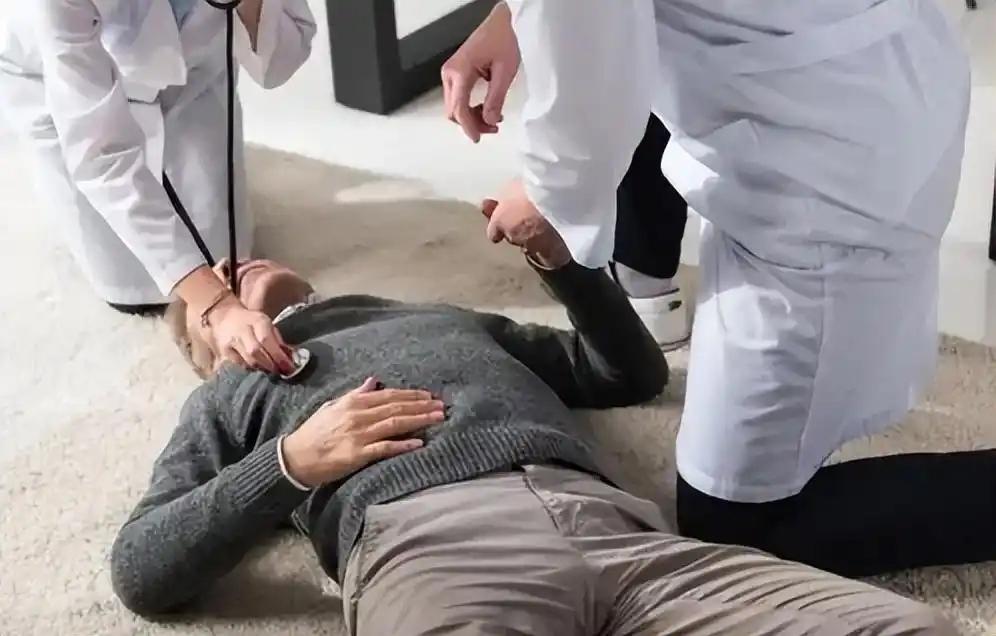 猝死的人越来越多？医生再次强调：宁可打打牌，也别做这8事猝死这件事，其实往往