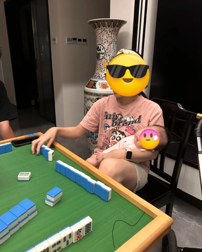 真的不理解打麻将的女人，带着这么小的孩子也要打，而且一天打2场我们小区门口有