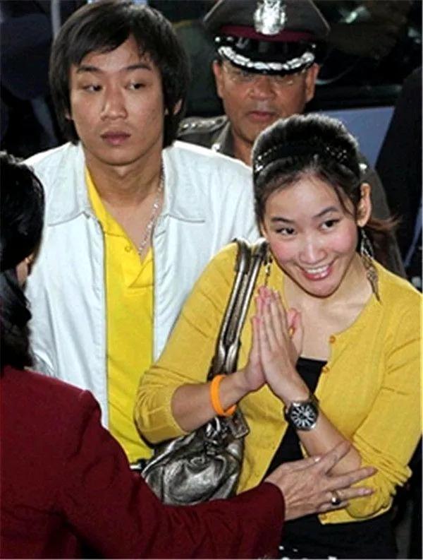 他信的大女儿萍通坦一直颜值担当，看起来是秀外慧中的女子，气质不要太好哦，出道娱乐