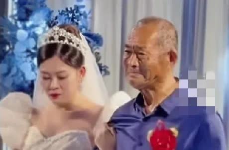 近日，山东一对情侣完婚，婚前女子向男方提出要求，自己可以不要一分彩礼，不需要男方