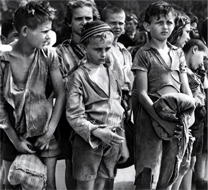 1944年，一名纳粹士兵被上级安排枪决一个5岁犹太女孩，女孩母亲立誓要让刽子手付