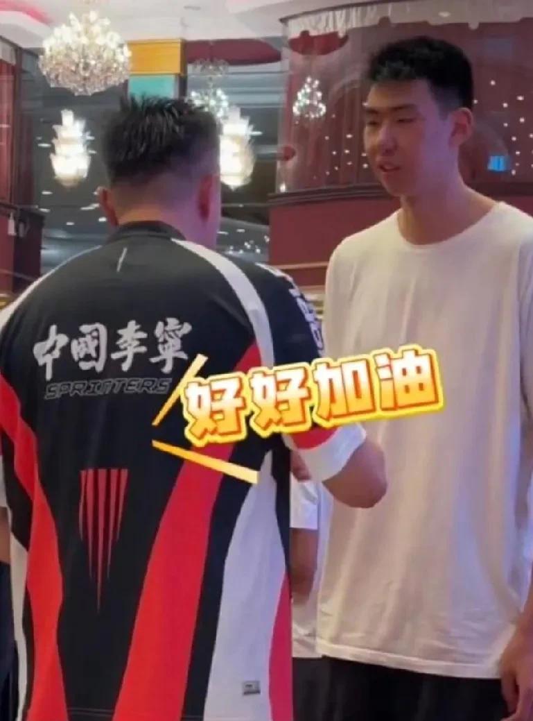 现在的杜峰是真“怂”啊！这要是在前几年，徐昕敢在比赛中手指杜峰疯狂输出国粹，杜峰