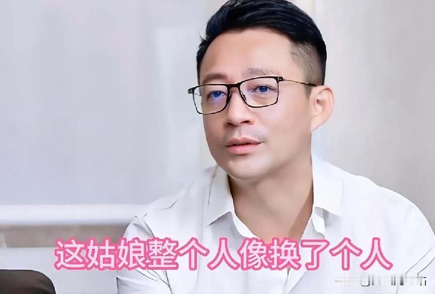 汪小菲带小玥儿从饭店出来，这姑娘整个人像换了个人。原来驼背不敢说话的小玥儿，现在