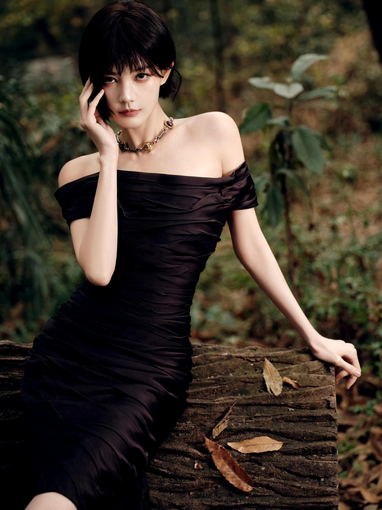 谁懂啊！李一桐枯叶林黑玫瑰造型，短发黑裙清冷杀疯了💥李一桐氛围感女神最美女