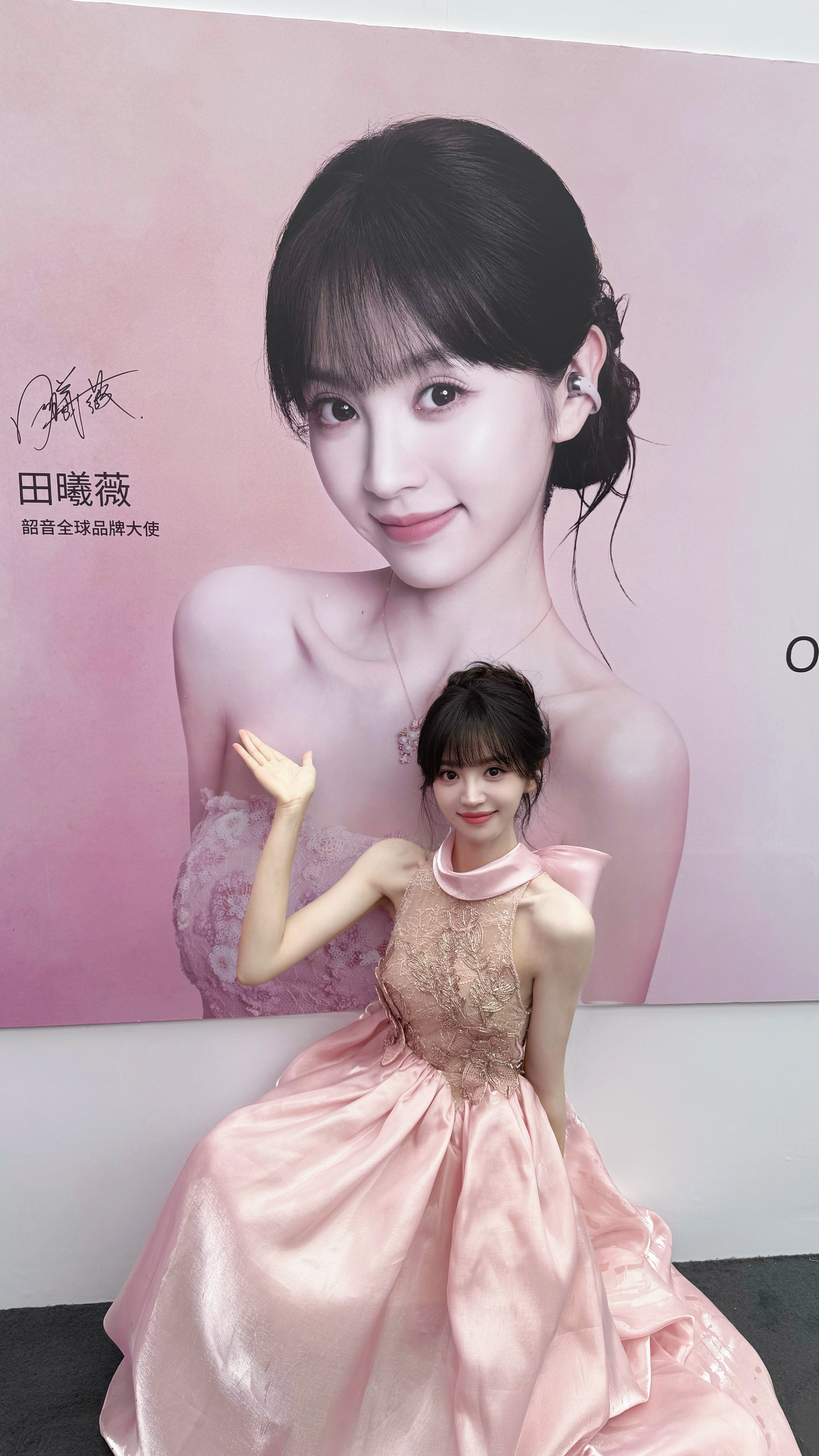 根据真人永远比照片好看定律（线下的田曦薇本人到底美成啥样我不敢想象….💖​​