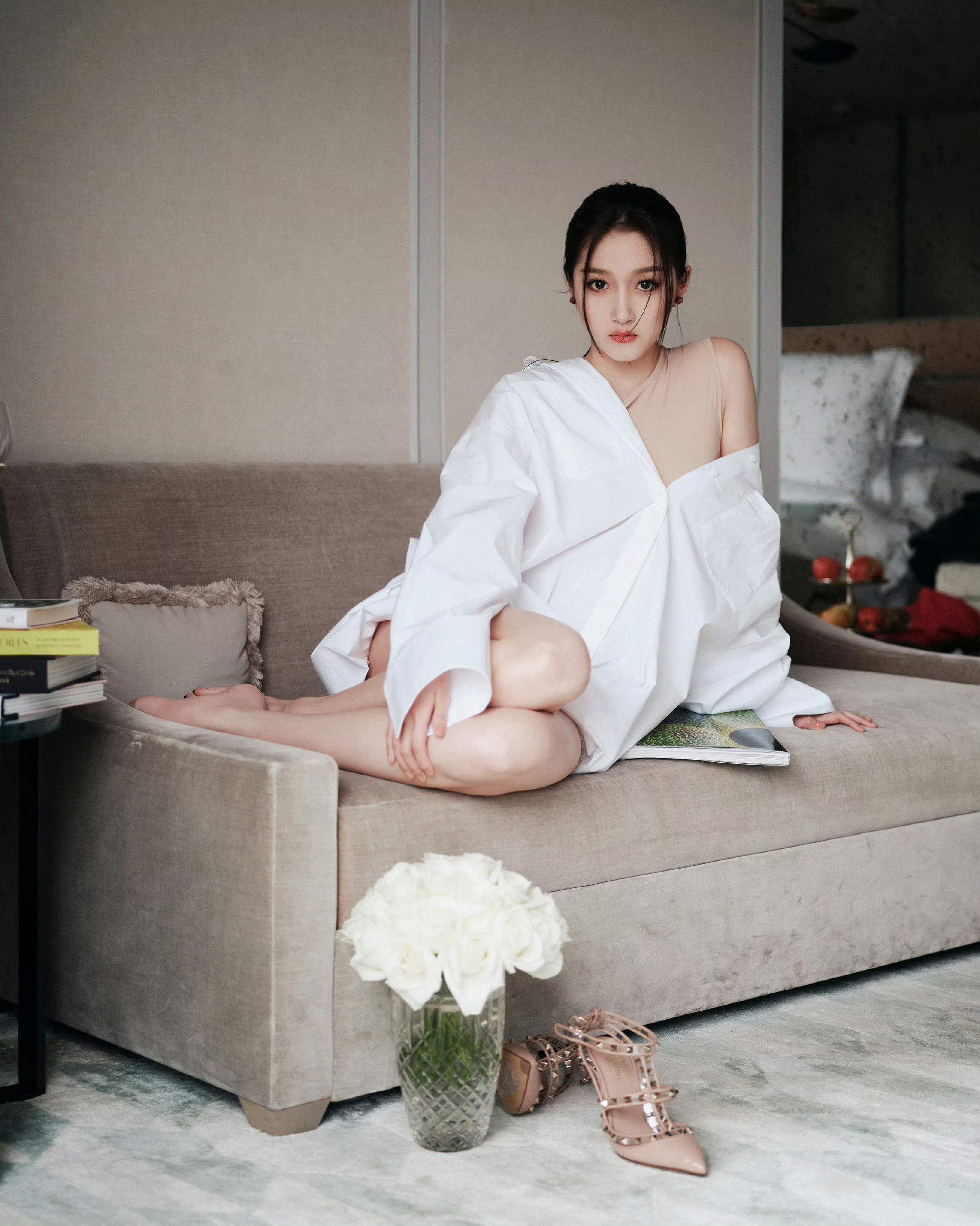 关晓彤白色穿搭妆造，大长腿是标配。关晓彤