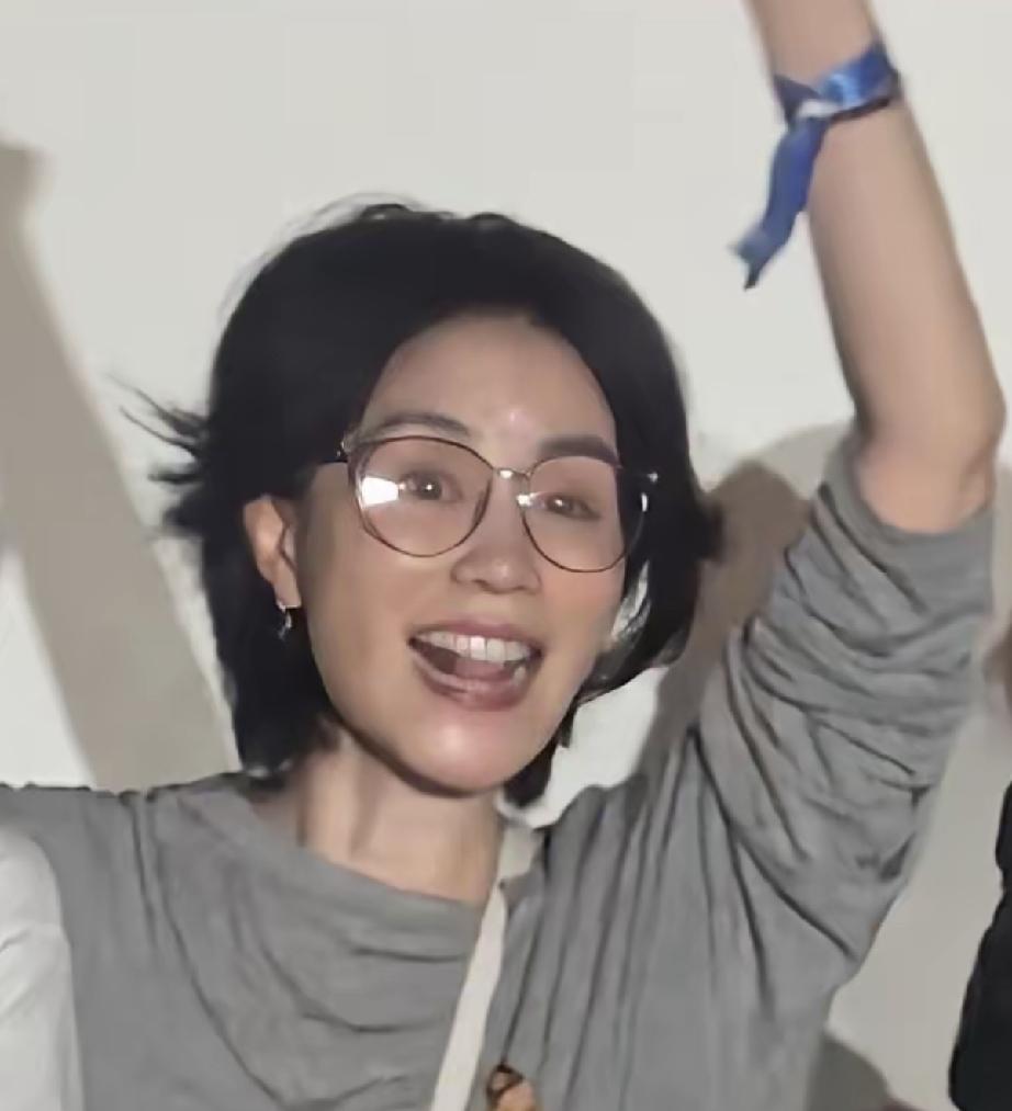 好多明星大腕悉数到场助阵那英的演唱会。王菲的手机壳装饰、宋丹丹的旧衬衣都成了热