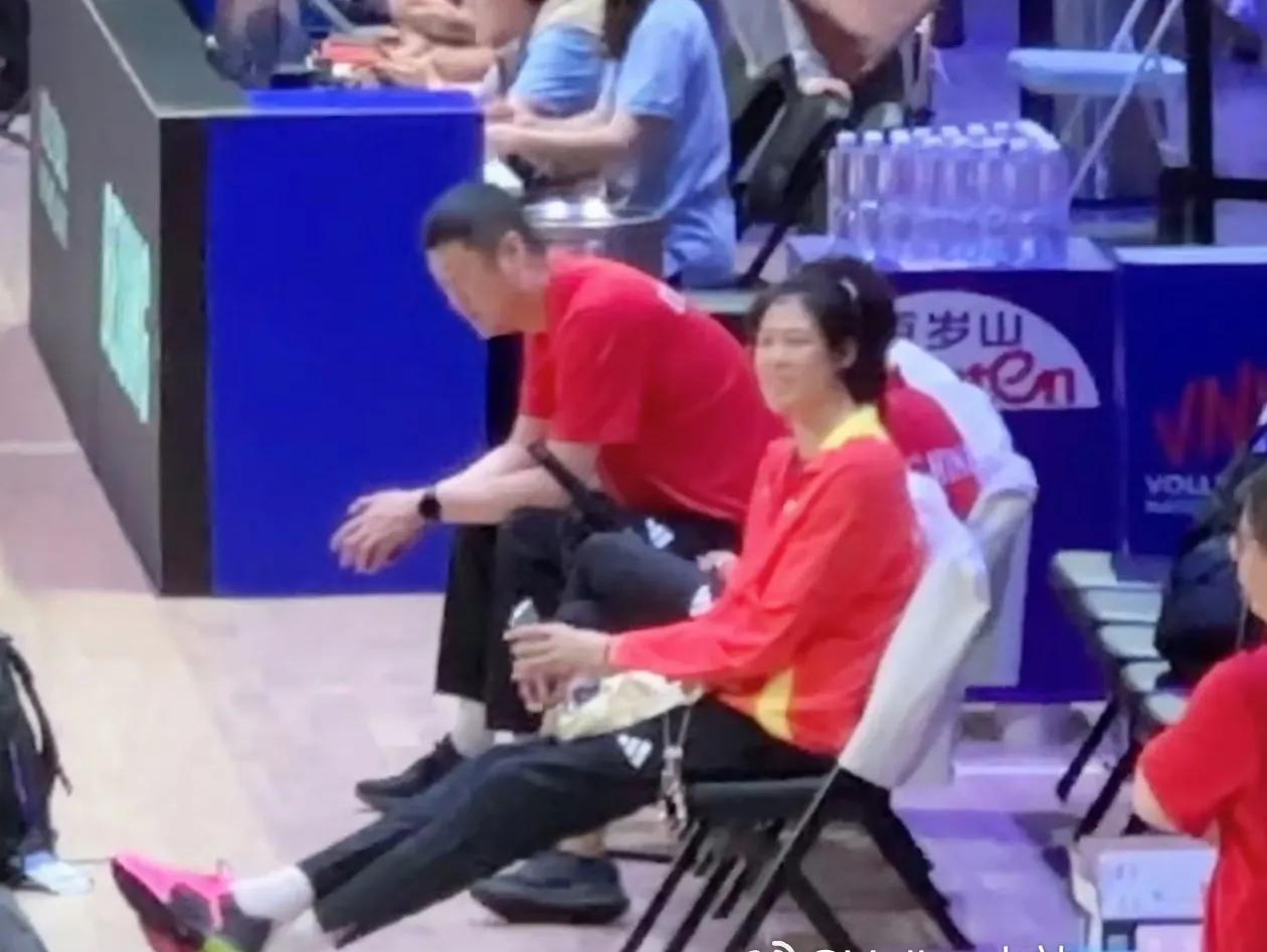 中法女排之战，李盈莹场边观赛！目前这支女排，少了李盈莹进攻效率低了很多，希望她