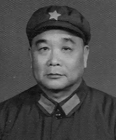 1950年，恩施分区司令员王定烈乘车去剿匪，途中得知参谋在出发前打了电话，感觉不