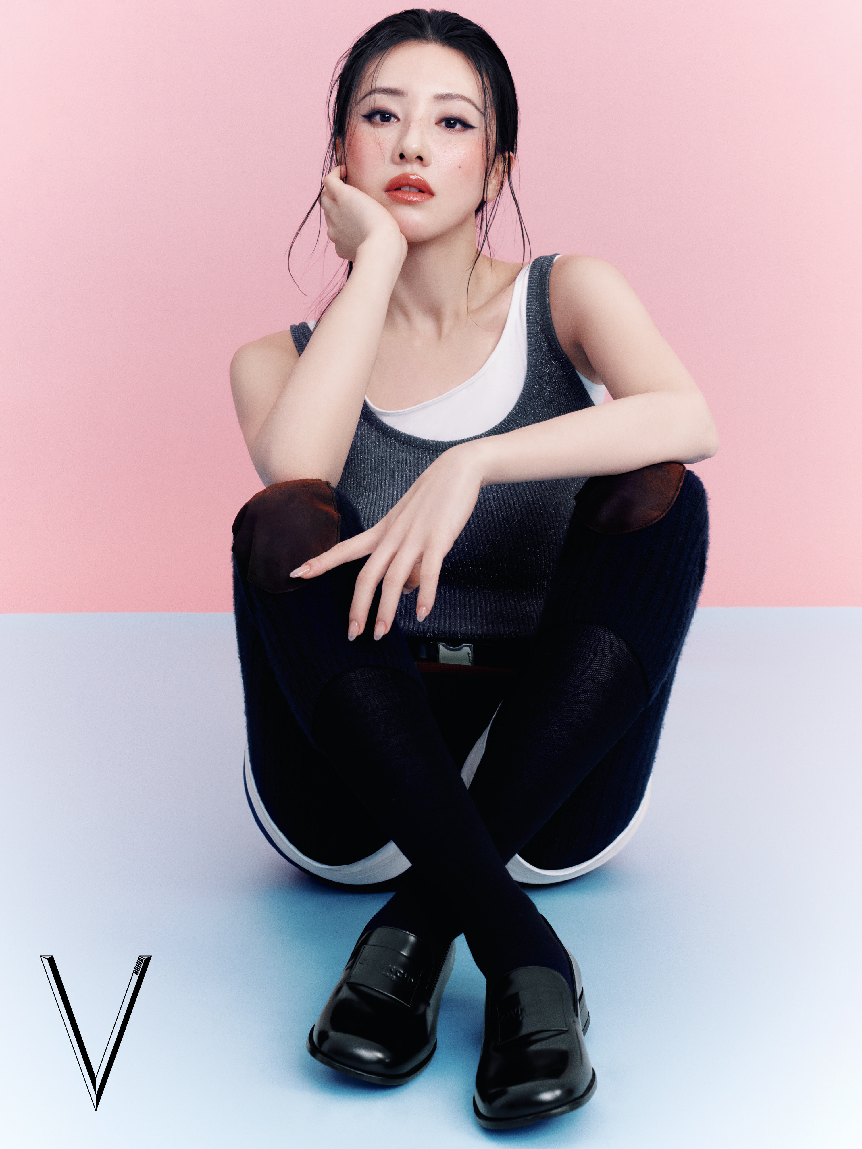 王鹤润蓝色开运妆容丨王鹤润鬼马少女大片