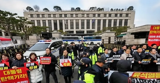 由于韩国宪法法院没有如期公布尹大总统弹劾案的裁决日期，执政的国民力量党和在野的共