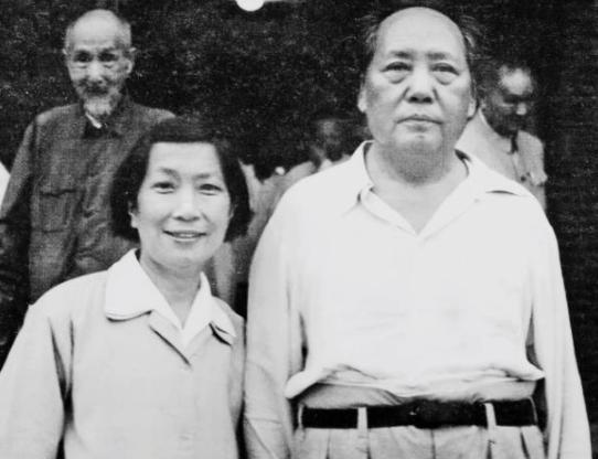 1959年毛主席回到故乡湖南，令人好奇的是，他身边竟站着个陌生女子，连华国锋都十