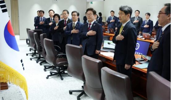 李在明上任第一天，就遭遇荒唐事，办公室像“坟墓” 走马上任第一天，李在明和他