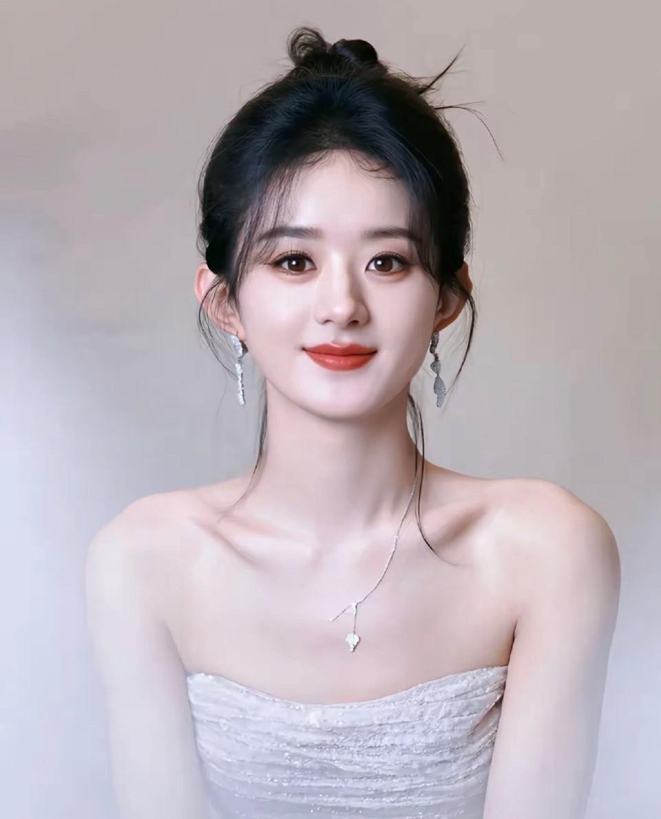 就从赵丽颖找现在这个男友来看，看得出她缺少政治敏感度。她得奖后被这男的盯上了，此
