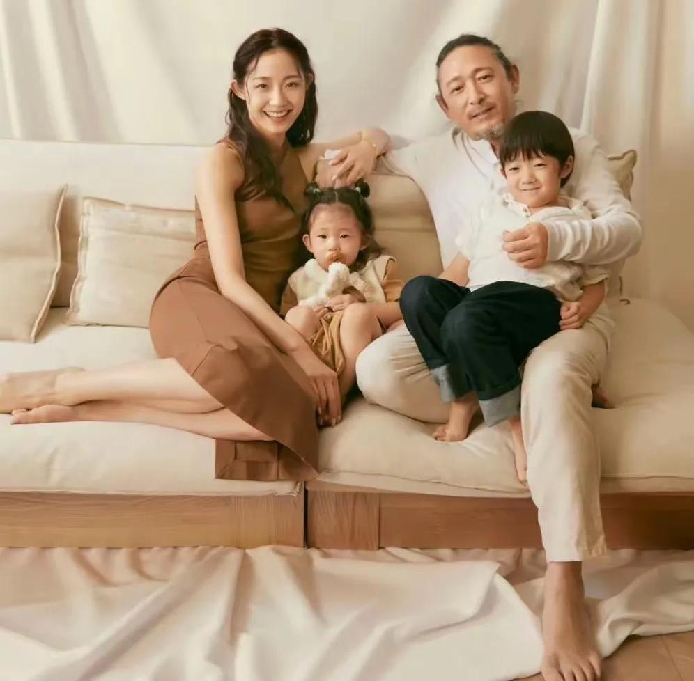 三宝其实他和前妻冯佳年龄差也挺大的，前妻比他小15岁，两人育有三个孩子，离婚时三