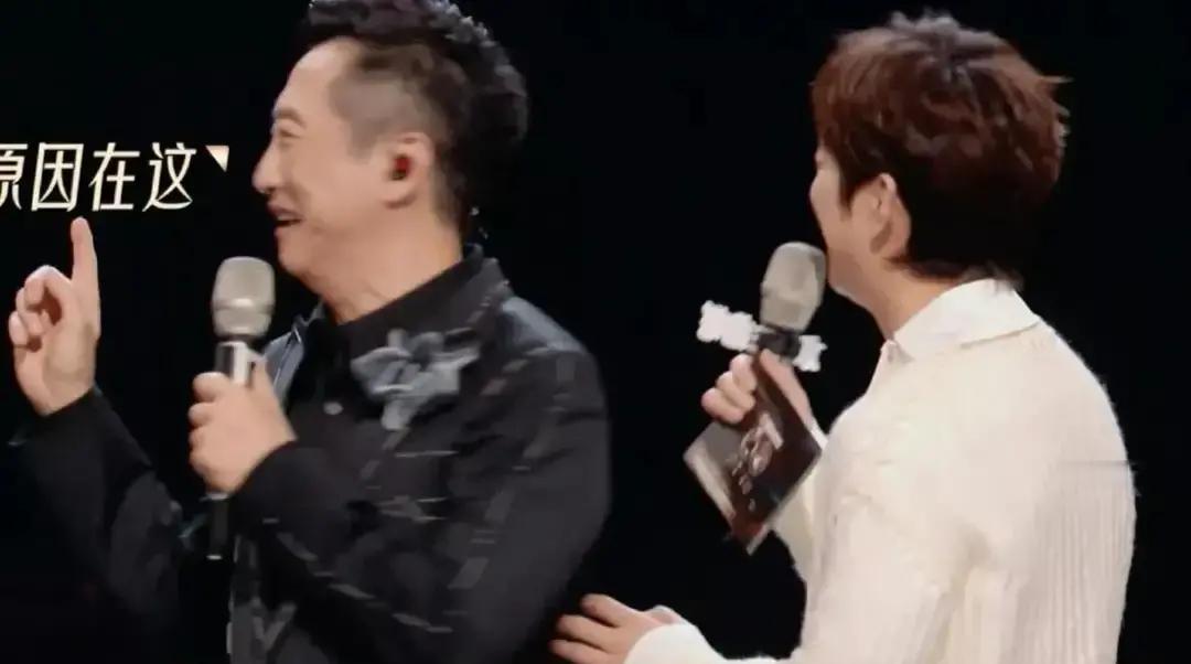 火锅店最角落，油渍斑驳的桌上，王菲笑到仰头，庾澄庆憋着嘴角。28年了，没变。狗