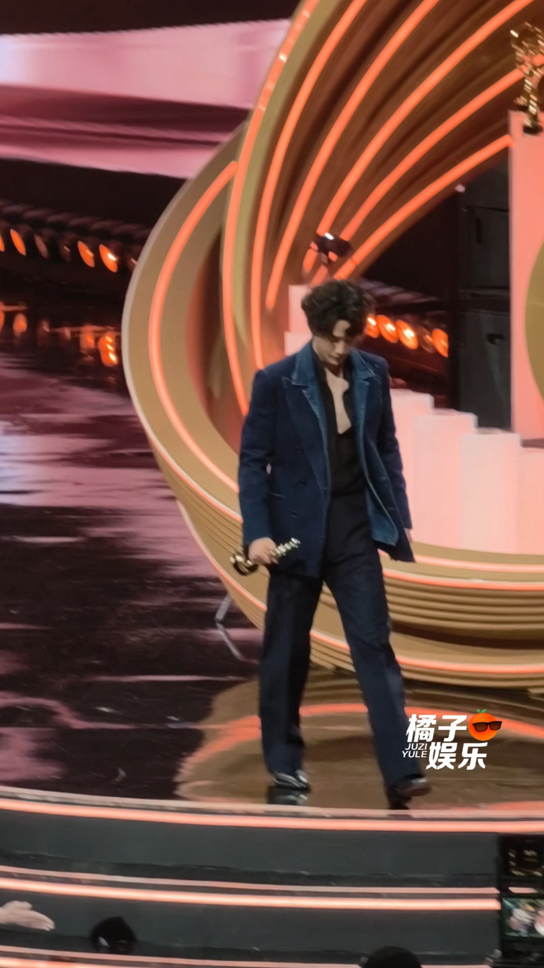 王一博退场好像开了倍速hhh王一博领口好大王一博退场好像开了倍速