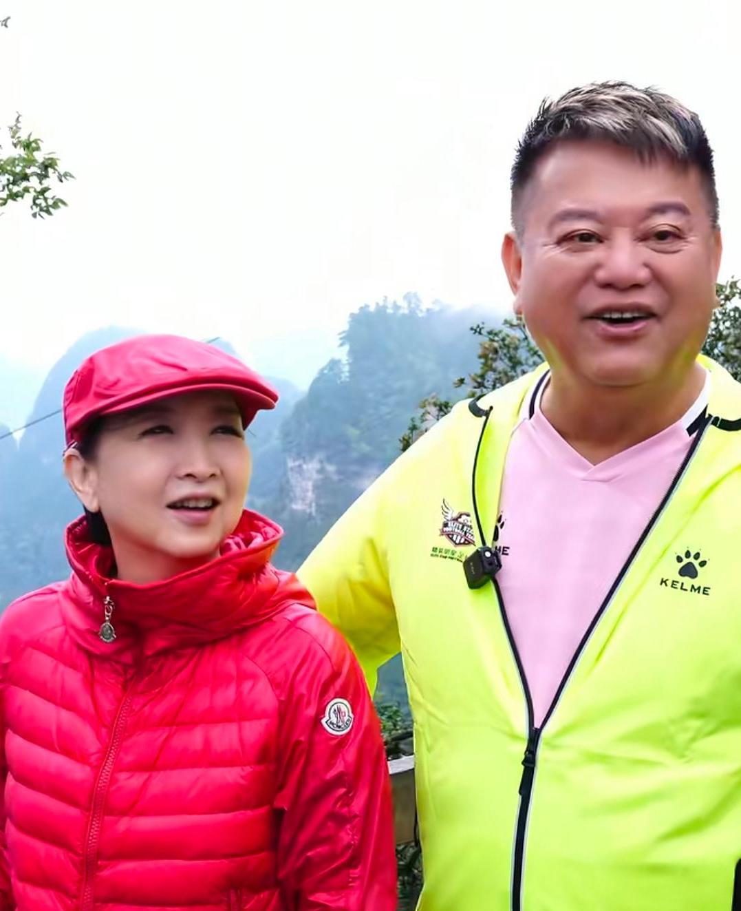 陈百祥和老婆黄杏秀到四川燕子岭旅游，庆祝结婚46周年，夫妻俩看起来好甜蜜，他们无