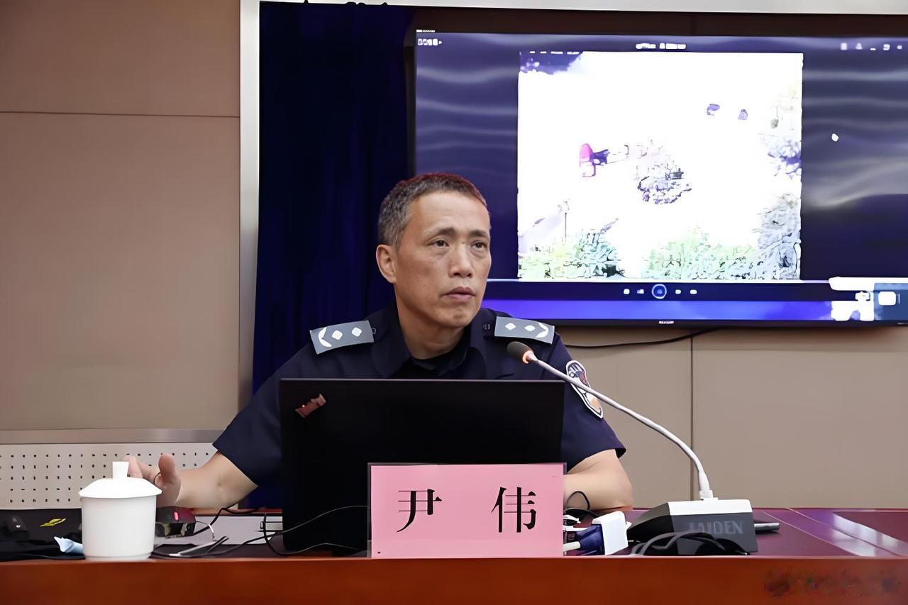 他号称“中国擒拿格斗总教练”，是人民公安大学，警务实战“魔鬼教官”，现任中国人民