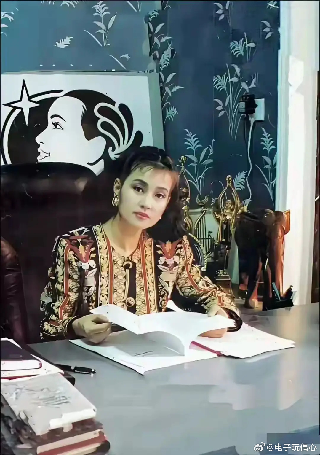 这张照片拍摄于1996年，这个时候46岁，多少人能猜出来她是谁？