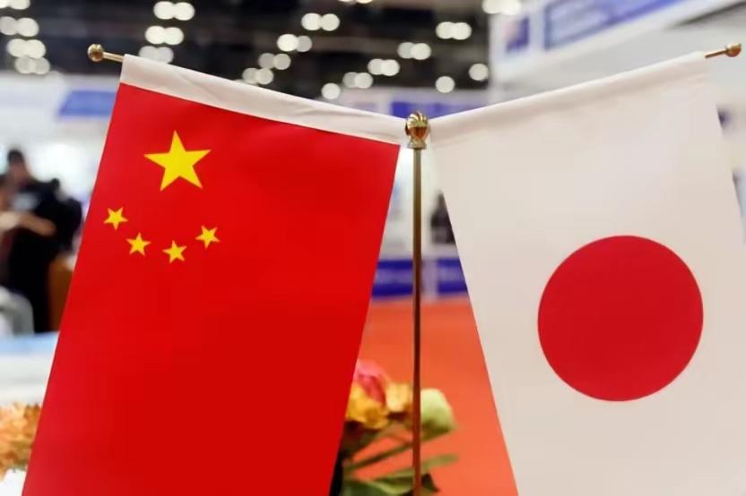 检查组直接赶到仓库门口，封锁现场、逐箱开封。检查的人一到仓库门，二话不说封了