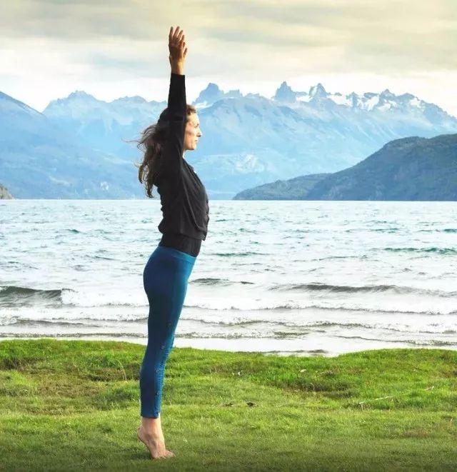 银发人每天坚持踮脚对身体的好处！每天坚持踮脚（提踵练习）是一种简单易行的小强