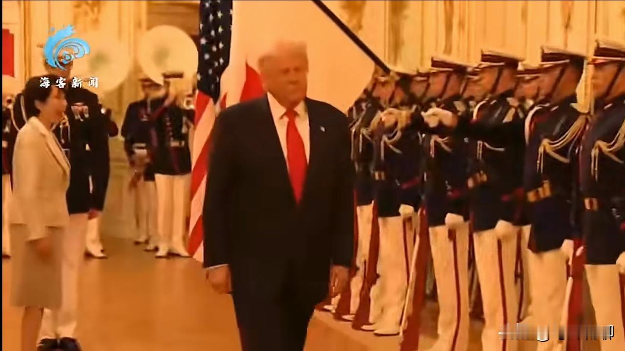 这次特朗普访问日本，高市早苗算是出尽了洋相。先不说在检阅仪仗队环节，特朗普没有理