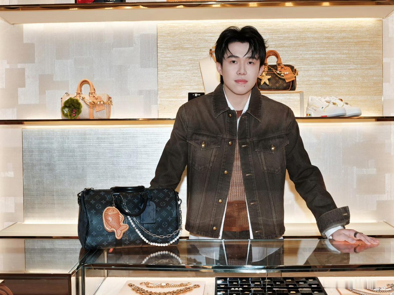 王楚钦更新最新动态，手中戒指很具有特色，一个闲暇好去处，他说的是哪里呢？他发