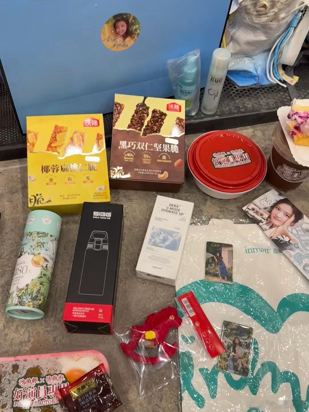 李兰迪新剧开机逆应援李兰迪送了好多逆应援李兰迪新剧开机逆应援！！！！
