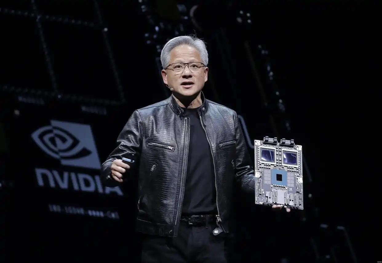 黄仁勋是个行为极为怪异的人。首先，他的手机不选择常见的iPhone、三星，而是