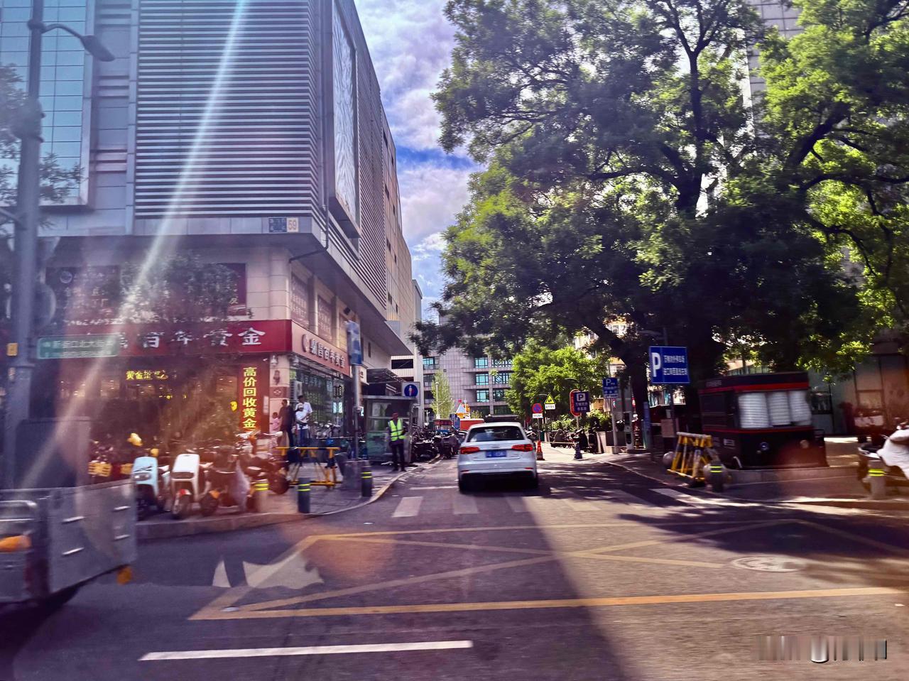 城市街道美景记录北京街景随手拍。车窗外生机勃勃，蓝天白云，心旷神怡，阳光暖洋洋的