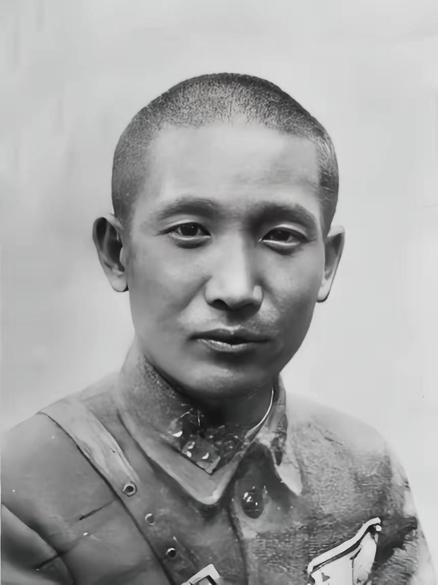 1941年，戴笠手下骨干特务诬告中将张治中通共，张治中冲进特务站当场拍了桌子，戴
