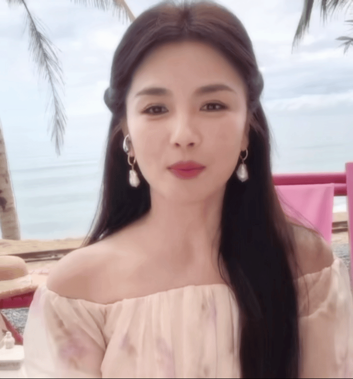刘涛海边直播看着姐姐在海边说说笑笑，阳光洒在脸上温柔得要命，冷不丁来个幽默暴击