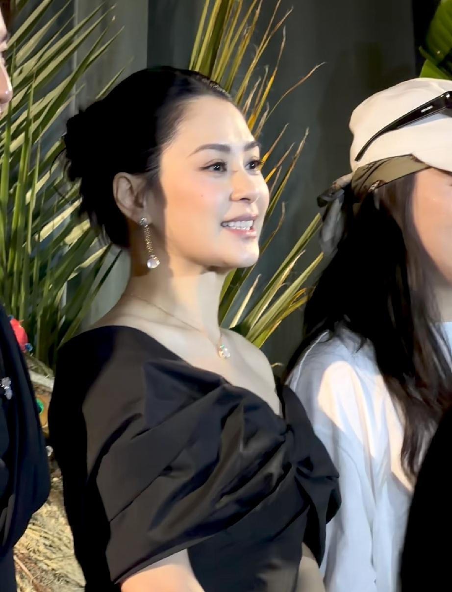 8月29日，阿娇现身芭莎晚宴，无修图有种中年女性的即视感，老了不少，个子也不是很