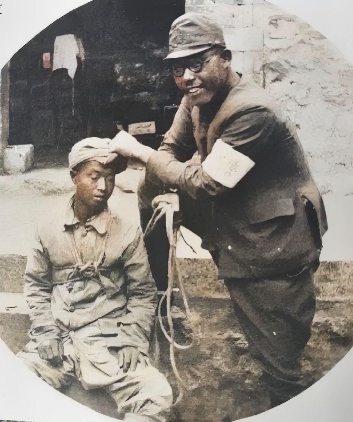 87年前，南京。一个戴黑框眼镜的日本兵，用麻绳牵着一个15岁的孩子。那孩子身上的